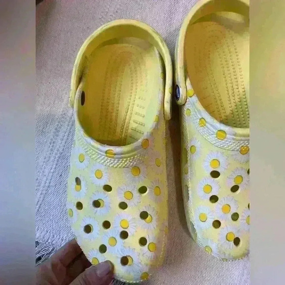 Crocs Classic Vacay Vibes Yellow Daisy Clog - size women 11, men 9 - Picture 5 of 10